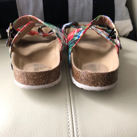 Floral print sandals 🌸🌻🌹 - Picture 3 of 5